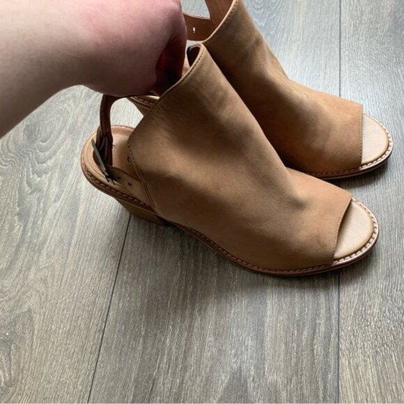 Chinese Laundry Caleb Suede Stacked Heel Sandals Brass Buckle Nude Size 8 - Picture 15 of 15